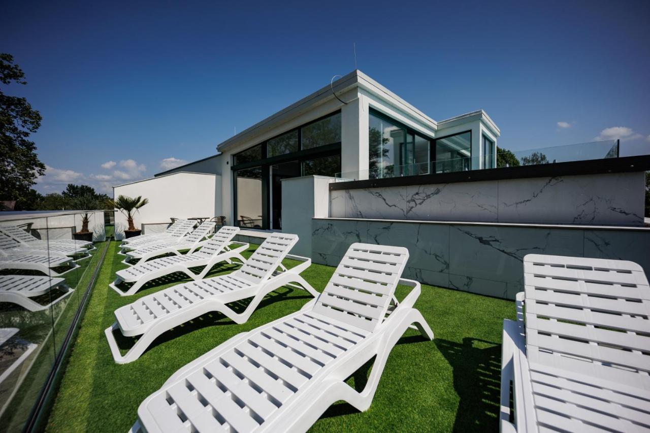 Villa Bauhaus Wellness Apartman 102 Siófok Buitenkant foto